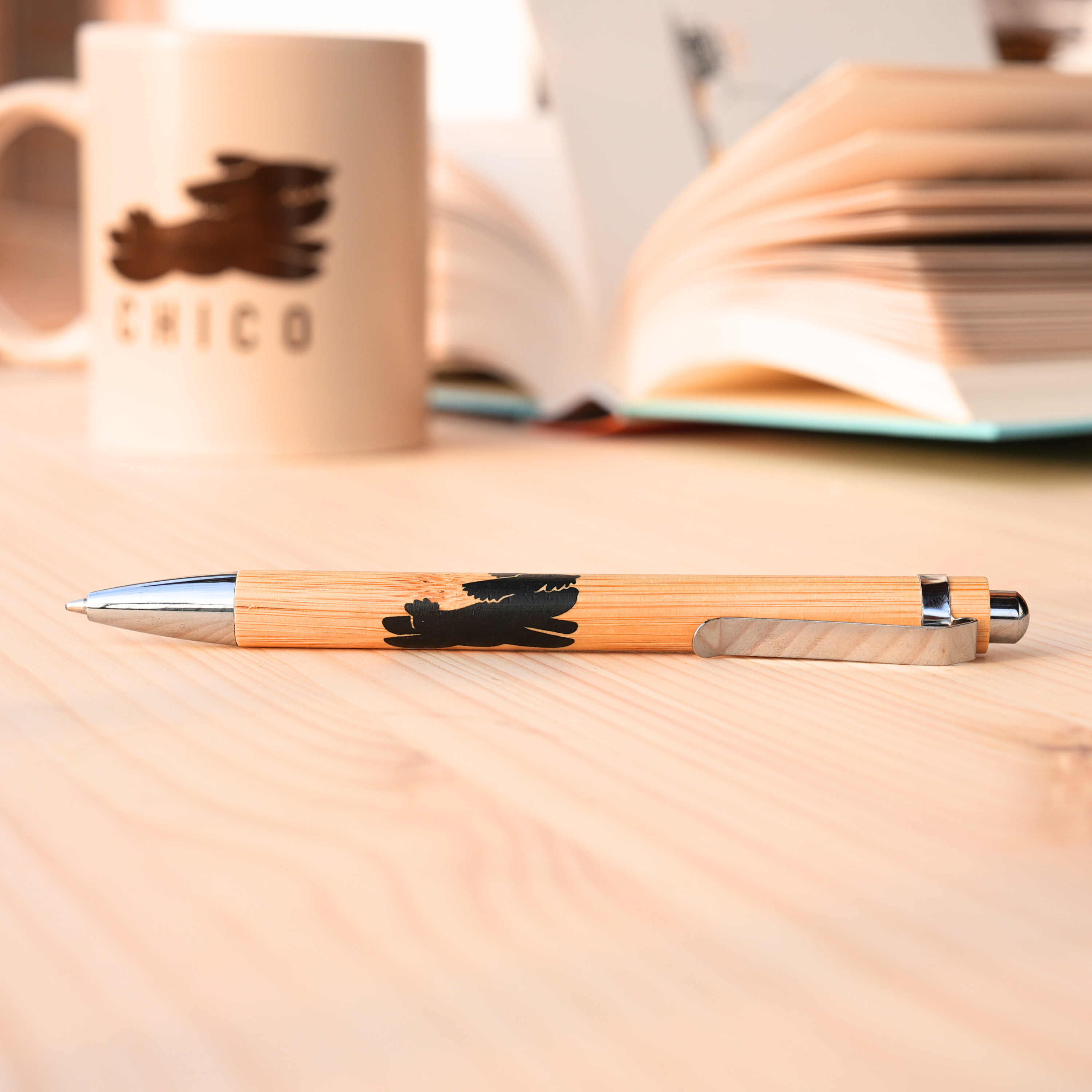 Set Block notes "SHTILE" + Penna a scelta + Borraccia "Bevo con SHTILE" + Borsa Tote "Libertà" + Carte da Gioco + Telo mare "Bacini"