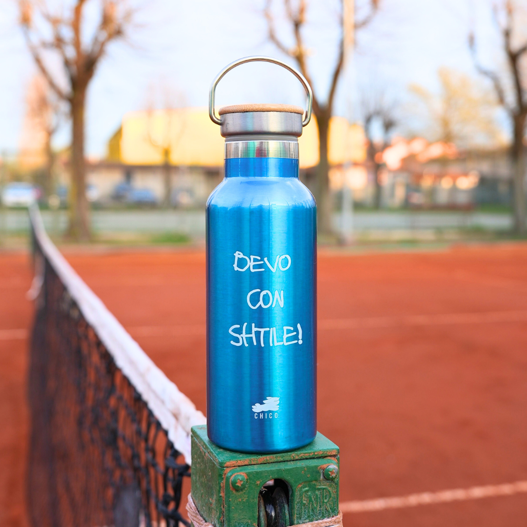 Set Block notes "SHTILE" + Penna a scelta + Borraccia "Bevo con SHTILE" + Borsa Tote "Libertà" + Carte da Gioco + Telo mare "Bacini"