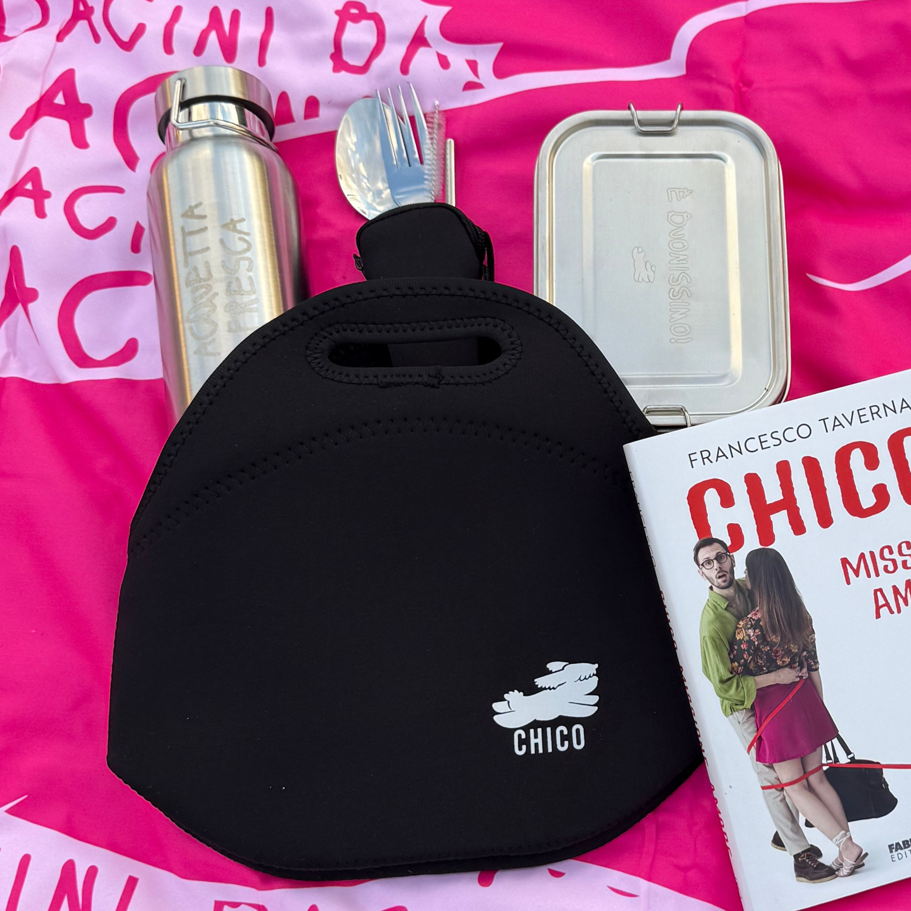 Set Libro "Chico Missione Amore" + Telo Bacini + Kit Porta Pranzo + Borraccia Stile