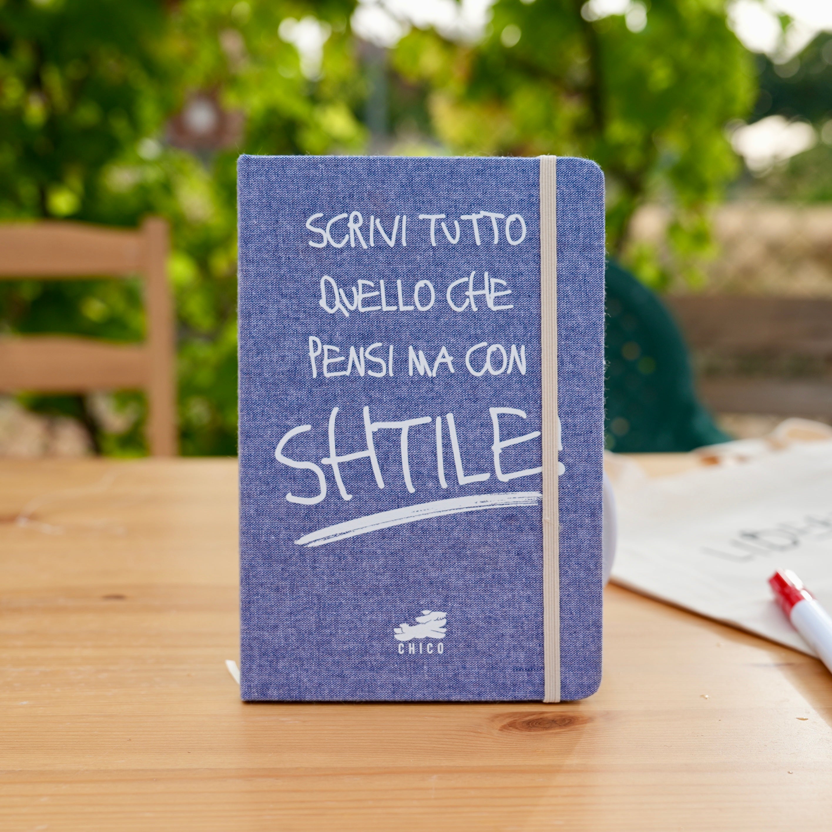 Set Block notes "SHTILE" + Penna a scelta + Borraccia "Bevo con SHTILE" + Borsa Tote "Libertà" + Carte da Gioco + Telo mare "Bacini"
