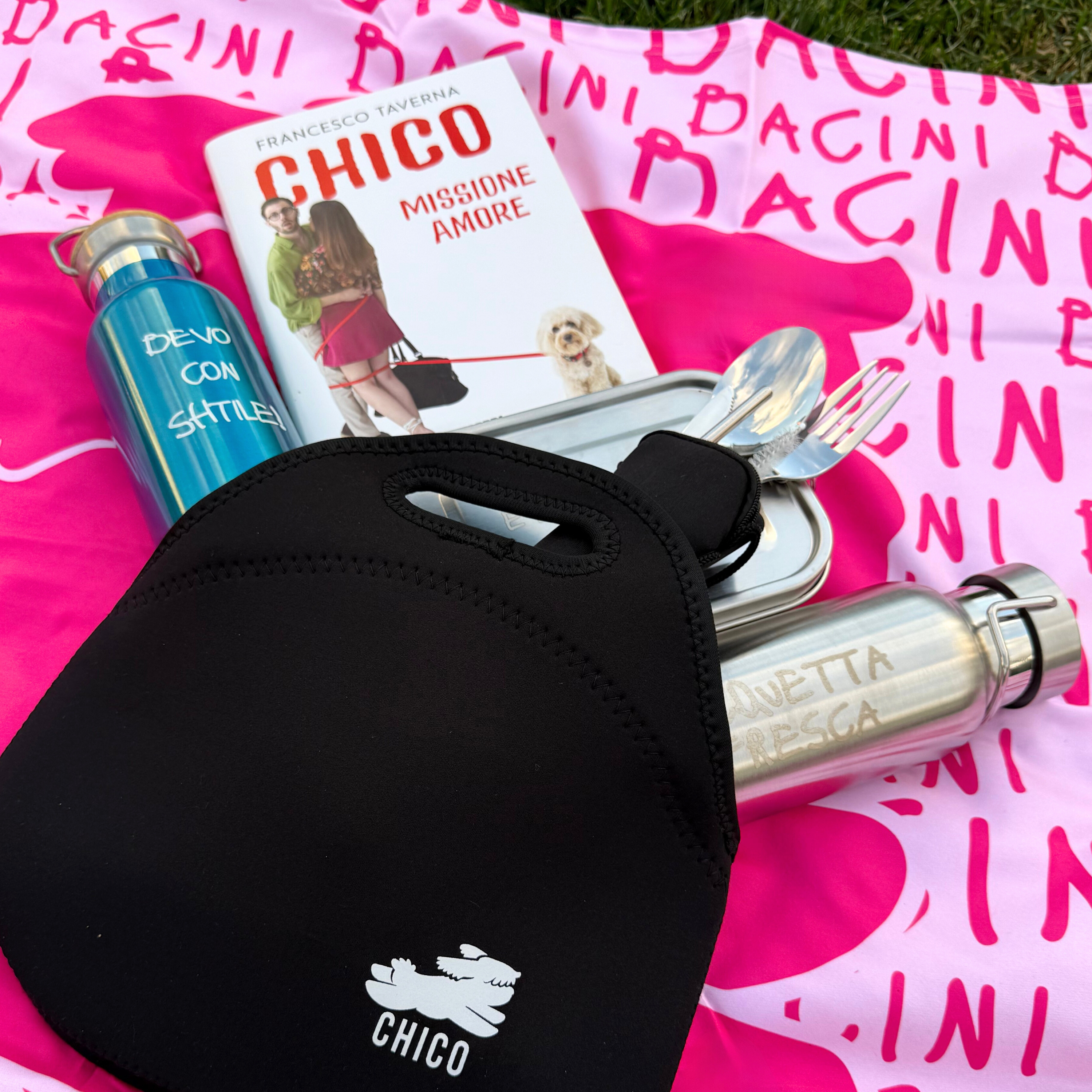 Set Libro "Chico Missione Amore" + Telo Bacini + Kit Porta Pranzo + Borraccia Stile