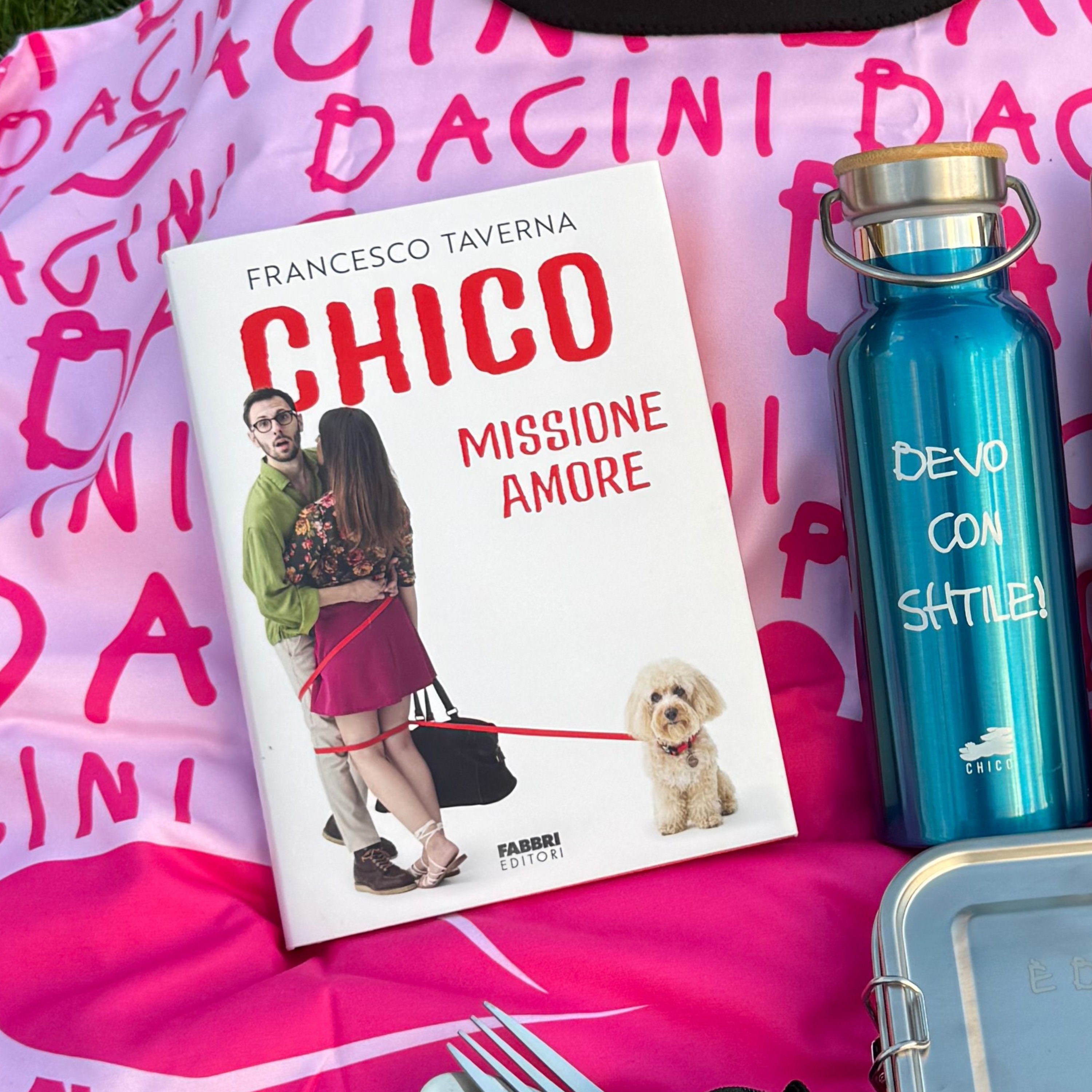 Set Libro "Chico Missione Amore" + Telo Bacini + Kit Porta Pranzo + Borraccia Stile