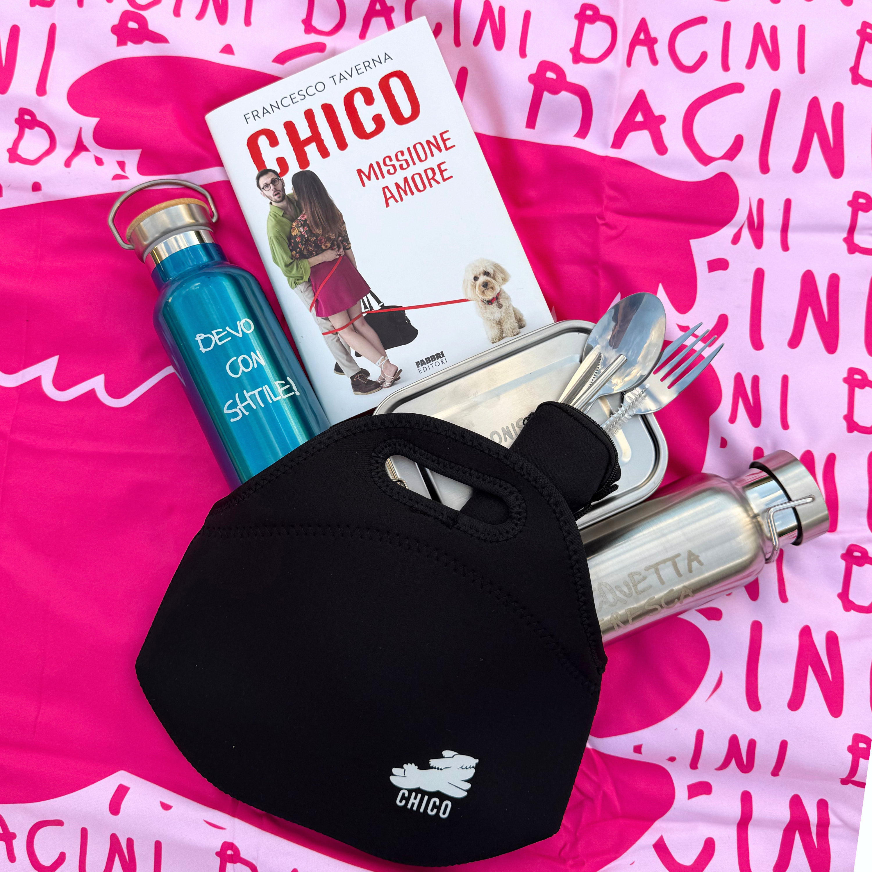 Set Libro "Chico Missione Amore" + Telo Bacini + Kit Porta Pranzo + Borraccia Stile